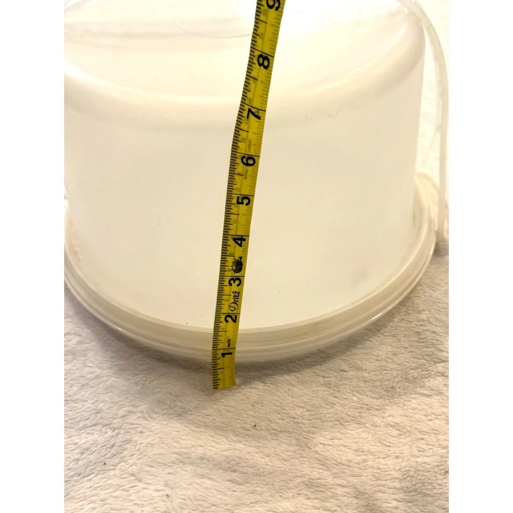 Tupperware vintage cake